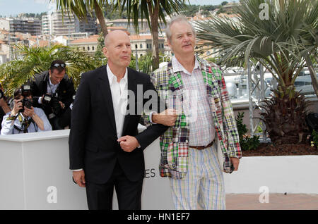 Bruce Willis, sinistra e Bill Murray arriva a la foto chiamata per il film, 'Moonrise unito" durante il sessantacinquesimo Cannes Film Festival di Cannes, Francia il 16 maggio 2012. Foto di Francesco Specker Foto Stock