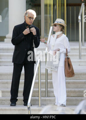 Jane Fonda e il suo fidanzato, Richard Perry lasciare l'Hotel Du Cap di Antibes, in Francia il 16 maggio 2011. Francesco Specker Foto Stock