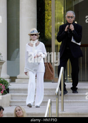 Jane Fonda e il suo fidanzato, Richard Perry lasciare l'Hotel Du Cap di Antibes, in Francia il 16 maggio 2011. Francesco Specker Foto Stock