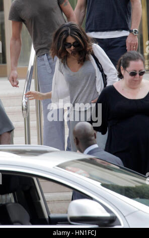 Salma Hayek lascia l'Hotel Du Cap di Antibes, in Francia il 12 maggio 2011. Foto di Francesco Specker Foto Stock