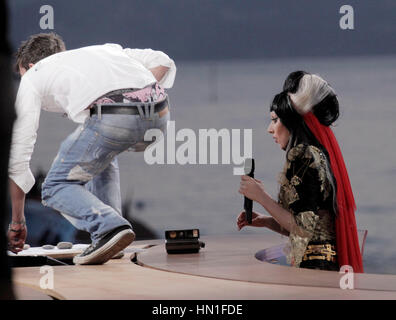 Lady Gaga fa un intervista televisiva con una TV francese Canal + Le Grand Journal al Cannes Film Festival di Cannes, Francia il 11 maggio 2011. Foto di Francesco Specker Foto Stock