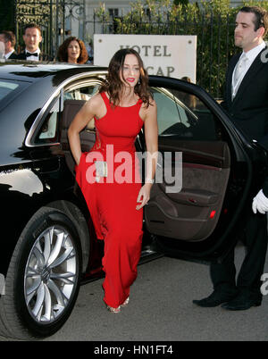 Emily Blunt arriva l'amfaR cena di beneficenza presso l'Hotel Du Cap di Antibes, in Francia il 20 maggio 2010. Foto di Francesco Specker Foto Stock