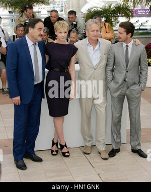 Da sinistra, Oliver Stone, Carey Mulligan, Michael Douglas e Shia LaBeouf al photocall per il film "Wall Street: il denaro non dorme mai", presso la 63a Cannes Film Festival di Cannes, Francia il 14 maggio 2010. Foto di Francesco Specker Foto Stock