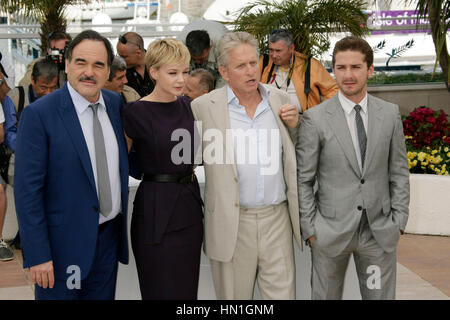 Da sinistra, Oliver Stone, Carey Mulligan, Michael Douglas e Shia LaBeouf al photocall per il film "Wall Street: il denaro non dorme mai", presso la 63a Cannes Film Festival di Cannes, Francia il 14 maggio 2010. Foto di Francesco Specker Foto Stock