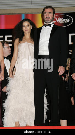 Eric Cantona e moglie Rachida Brakni frequentare il cercando Eric Premiere detenute presso il Palais des Festivals durante la sessantaduesima International festival di pellicola di Cannes il 18 maggio 2009 a Cannes, Francia. Foto di Francesco Specker Foto Stock