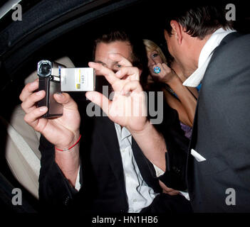 Doug Reinhardt riprese video da un auto dopo aver lasciato un partito con Paris Hilton al Cannes Film Festival di Cannes, Francia il 17 maggio 2009. Foto di Francesco Specker Foto Stock