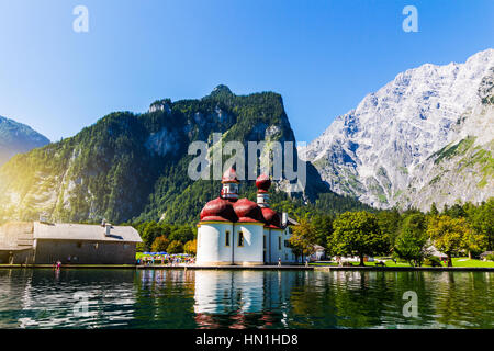 Lago Konigssee con la famosa cattedrale di San Bartolomeo la chiesa del pellegrinaggio e alberi colorati dal lago nel parco nazionale nella Berchtesgadener Foto Stock