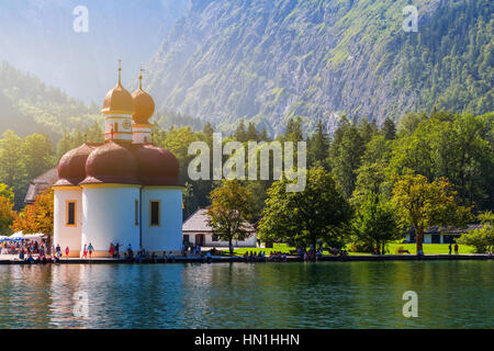 Lago Konigssee con la famosa cattedrale di San Bartolomeo la chiesa del pellegrinaggio e alberi colorati dal lago nel parco nazionale nella Berchtesgadener Foto Stock