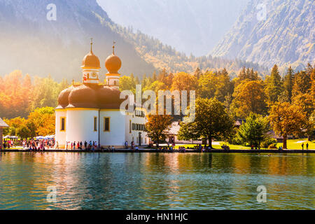 Lago Konigssee con la famosa cattedrale di San Bartolomeo la chiesa del pellegrinaggio e alberi colorati dal lago nel parco nazionale nella Berchtesgadener Foto Stock