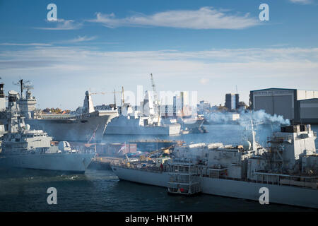 Navy navi ormeggiate in Portsmouth Porto base marina Foto Stock