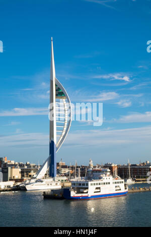 Portsmouth Spinnaker Tower nei suoi nuovi colori e un traghetto per l'Isola di Wight Foto Stock