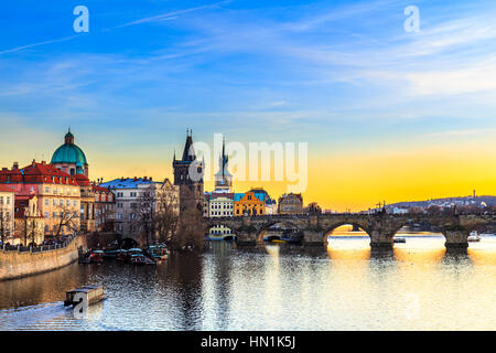 Bella vista con il famoso Ponte di Carlo, la torre e il fiume Moldava, Praga, Repubblica Ceca. Foto Stock