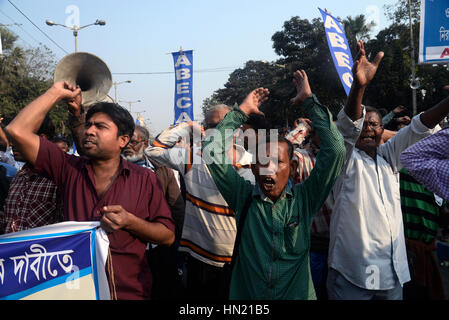 Kolkata, India. 07 feb 2017. Tutti i bengala consumatore di elettricità (Associazione ABECA) sostenitori ha organizzato un raduno popolarmente noto come "Bidhan Sabha Avijan" impegnativo per ridurre le tariffe elettriche e illegale di carica fissa oggi a Kolkata. Credito: Saikat Paolo/Pacific Press/Alamy Live News Foto Stock