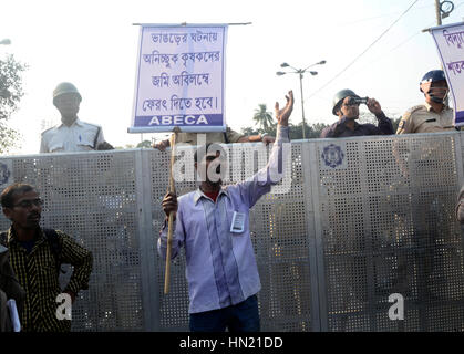 Kolkata, India. 07 feb 2017. Tutti i bengala consumatore di elettricità (Associazione ABECA) sostenitori ha organizzato un raduno popolarmente noto come "Bidhan Sabha Avijan" impegnativo per ridurre le tariffe elettriche e illegale di carica fissa oggi a Kolkata. Credito: Saikat Paolo/Pacific Press/Alamy Live News Foto Stock