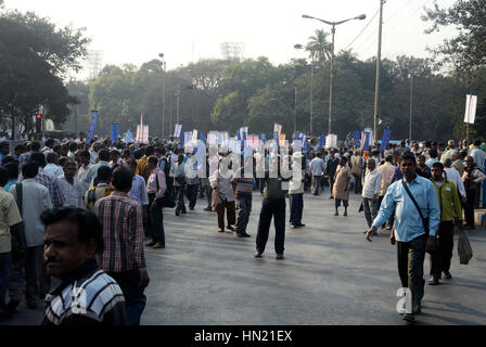 Kolkata, India. 07 feb 2017. Tutti i bengala consumatore di elettricità (Associazione ABECA) sostenitori ha organizzato un raduno popolarmente noto come "Bidhan Sabha Avijan" impegnativo per ridurre le tariffe elettriche e illegale di carica fissa oggi a Kolkata. Credito: Saikat Paolo/Pacific Press/Alamy Live News Foto Stock