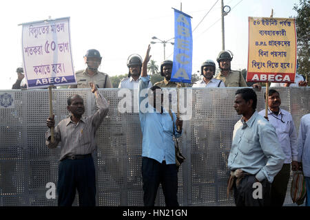 Kolkata, India. 07 feb 2017. Tutti i bengala consumatore di elettricità (Associazione ABECA) sostenitori ha organizzato un raduno popolarmente noto come "Bidhan Sabha Avijan" impegnativo per ridurre le tariffe elettriche e illegale di carica fissa oggi a Kolkata. Credito: Saikat Paolo/Pacific Press/Alamy Live News Foto Stock