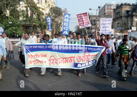 Kolkata, India. 07 feb 2017. Tutti i bengala consumatore di elettricità (Associazione ABECA) sostenitori ha organizzato un raduno popolarmente noto come "Bidhan Sabha Avijan" impegnativo per ridurre le tariffe elettriche e illegale di carica fissa oggi a Kolkata. Credito: Saikat Paolo/Pacific Press/Alamy Live News Foto Stock