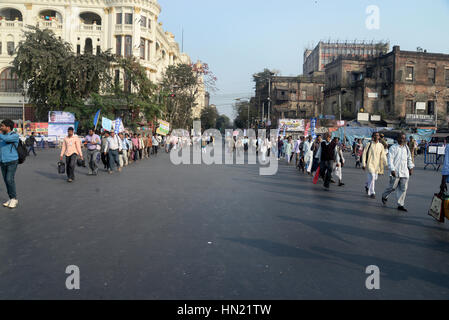 Kolkata, India. 07 feb 2017. Tutti i bengala consumatore di elettricità (Associazione ABECA) sostenitori ha organizzato un raduno popolarmente noto come "Bidhan Sabha Avijan" impegnativo per ridurre le tariffe elettriche e illegale di carica fissa oggi a Kolkata. Credito: Saikat Paolo/Pacific Press/Alamy Live News Foto Stock