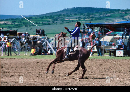 Bagno turco cavallo Cavaliere getta un giavellotto a Jerred, Cirit o Jirit gioco, una sorta di cavallo o giostra Contest, uno sport legati al Polo, Turchia Foto Stock