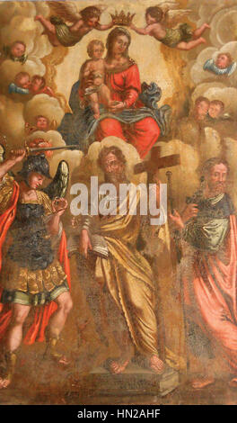 "Marija z detetom" (Maria con bambino) è una rappresentazione tradizionale della Vergine Maria che tiene in braccio Gesù bambino. Questo dipinto religioso sottolinea la tenerezza del rapporto madre-figlio, un tema centrale nell'iconografia cristiana. Foto Stock