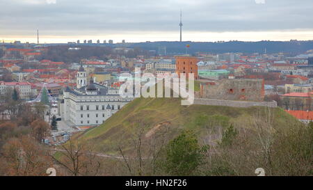 VILNIUS, Lituania: Vista di Vilnius dal colle di Tre Croci con il vecchio castello sulla collina di Gediminas in primo piano Foto Stock