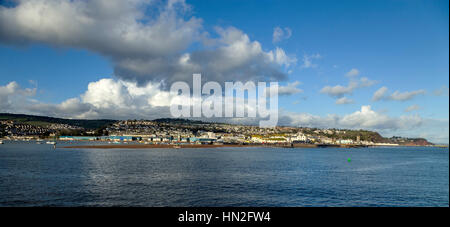 Vista di Teignmouth guardando attraverso il fiume Teign dalla sponda opposta a Shaldon. Foto Stock