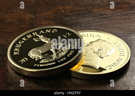 South African 1 oncia Gold bullion monete su sfondo di legno Foto Stock