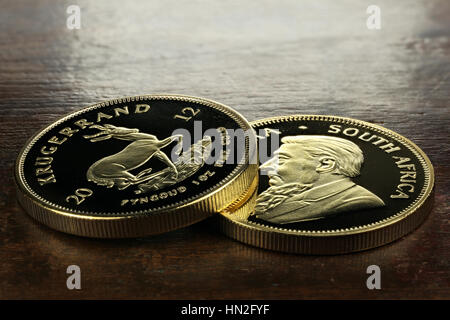 South African 1 oncia Gold bullion monete su sfondo di legno Foto Stock