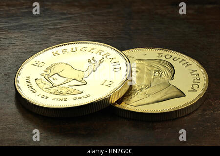 South African 1 oncia Gold bullion monete su sfondo di legno Foto Stock