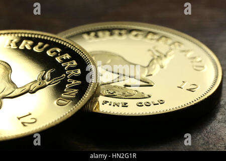 South African 1 oncia Gold bullion monete su sfondo di legno Foto Stock