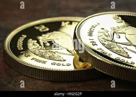 South African 1 oncia Gold bullion monete su sfondo di legno Foto Stock