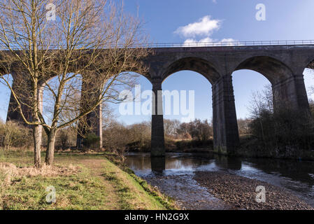 Il viadotto ferroviario sul fiume domare al rossastro Vale Country Park, Greater Manchester Foto Stock