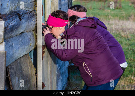 Due giovani donne a fotografare paesaggi, County Kerry, Irlanda Foto Stock