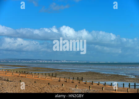 La vista da Worthing spiaggia davanti al Brighton e oltre Foto Stock