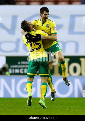 Norwich City's Nelson Oliveira (destra) punteggio celebra il suo lato del primo obiettivo del gioco con Ivo Pinto durante il cielo di scommessa match del campionato al DW Stadium, Wigan. Foto Stock