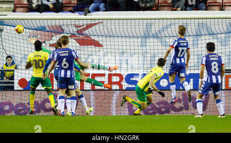 Norwich City's Nelson Oliveira (centro destra) punteggi il suo lato del primo obiettivo del gioco durante il cielo di scommessa match del campionato al DW Stadium, Wigan. Foto Stock