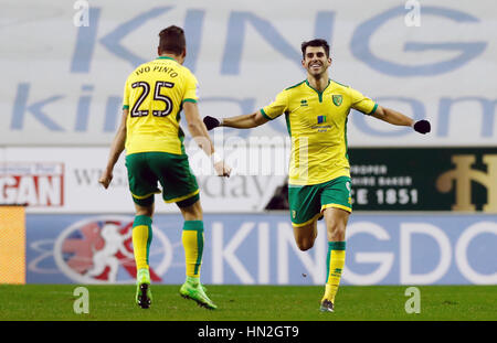 Norwich City's Nelson Oliveira (destra) punteggio celebra il suo lato del primo obiettivo del gioco con Ivo Pinto durante il cielo di scommessa match del campionato al DW Stadium, Wigan. Foto Stock