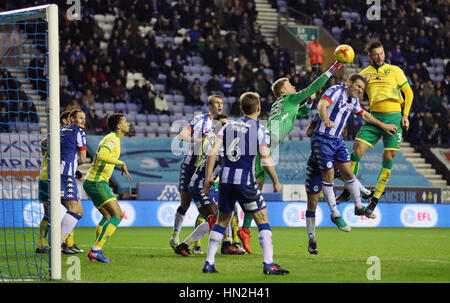 Norwich City's Dijks Mitchell (a destra) punteggi al suo fianco il secondo obiettivo del gioco durante il cielo di scommessa match del campionato al DW Stadium, Wigan. Foto Stock
