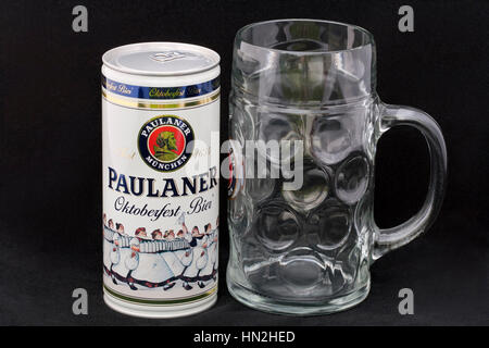 Kiev, Ucraina - 06 Maggio 2012: Paulaner Oktoberfest Bier un litro può e mug contro lo sfondo nero a Kiev in Ucraina. Paulaner è una birreria tedesca, Foto Stock