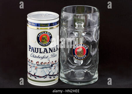 Kiev, Ucraina - 06 Maggio 2012: Paulaner Oktoberfest Bier un litro può e mug contro lo sfondo nero a Kiev in Ucraina. Paulaner è una birreria tedesca, Foto Stock
