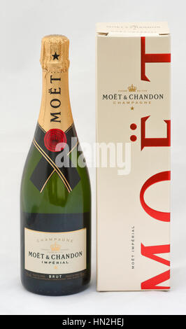 KIEV, UCRAINA - 06 Maggio 2012: Moet & Chandon Brut Imperial bottiglia di champagne e una scatola contro il bianco. Si tratta di uno dei più grandi del mondo produttori di champagne Foto Stock