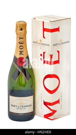 KIEV, UCRAINA - 06 Maggio 2012: Moet & Chandon Brut Imperial bottiglia di champagne e una scatola contro il bianco. Si tratta di uno dei più grandi del mondo produttori di champagne Foto Stock