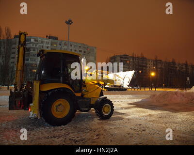 Rimozione della neve dopo la tempesta di neve in Voronezh/Russia. Foto Stock