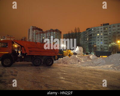 Voronezh, Russia. 18 gennaio, 2017. Meteo: pesante tempesta di neve a Voronezh toтшп. Freddo e ventoso giorno, bassa temperatura fino a -2C (-6F) e neve pesante. Foto Stock