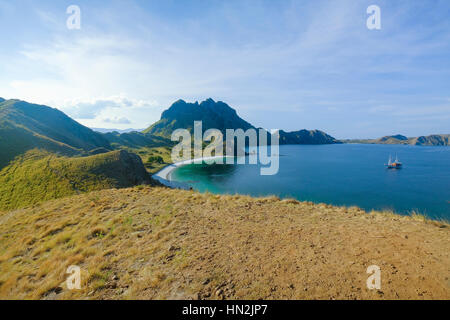 Vista da Padar isola nel Parco Nazionale di Komodo in Flores, Indonesia. Parco Nazionale di Komodo è il luogo dove il grande drago vive nella natura selvaggia. Foto Stock