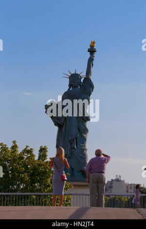 Vista persone francese Statua della Libertà Replica, vista dal fiume Senna - Parigi, Francia, 1 agosto 2015 - è stata data ai cittadini di Parigi nel luglio 4, 1889 da noi i cittadini di tre anni dopo che la Francia ha dato alla statua per gli Stati Uniti e New York in 1886. Foto Stock