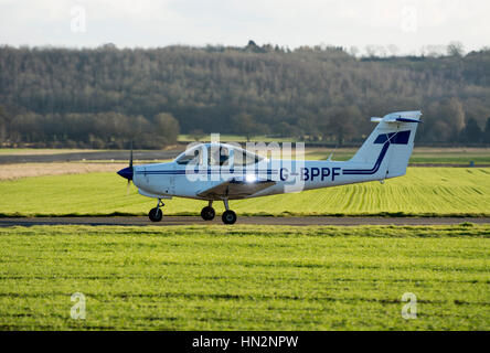 Piper PA-38-112 Tomahawk in rullaggio a Wellesbourne Airfield, Warwickshire, Regno Unito (G-BPPF) Foto Stock