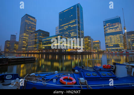 La riflessione di edifici di uffici di Canary Wharf a Londra, Regno Unito nelle prime ore del mattino . Foto Stock