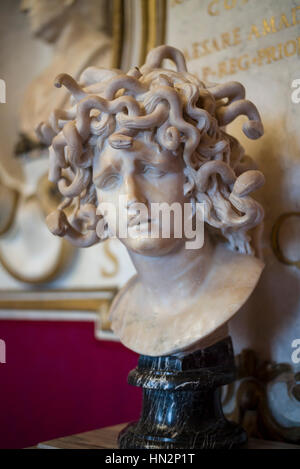 Roma. L'Italia. Busto in marmo scultura della mitologia greca Gorgone Medusa, da Gian Lorenzo Bernini (1598-1680), ca. 1644-1648. Museo Capitolino. Foto Stock