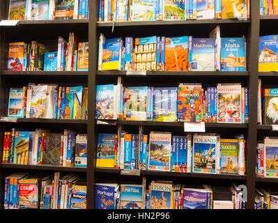 Libri di viaggio in Waterstones bookshop in Inghilterra. Regno Unito Foto Stock